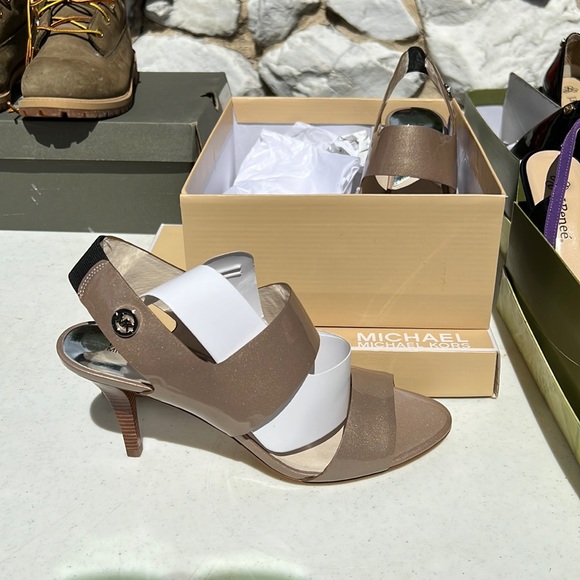 Michael Kors Women’s size 10M Rochelle Open Toe Sandals Pearlized Patent - Picture 1 of 2
